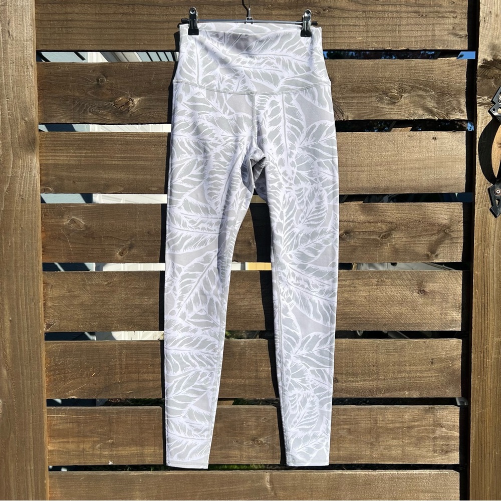 ALO Yoga High Waist Printed Airbrush Leggings in gray/white